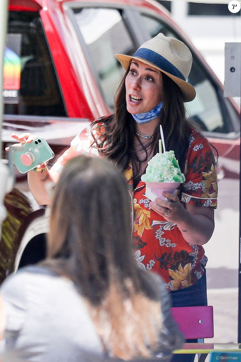 Exclusif - Jennifer Love Hewitt plaisante et fait le clown avec son mari Brian Hallisay et ses enfants Autumn et Atticus à Pacific Palisades, Los Angeles pendant l'épidémie de coronavirus (Covid-19), le 21 juillet 2020