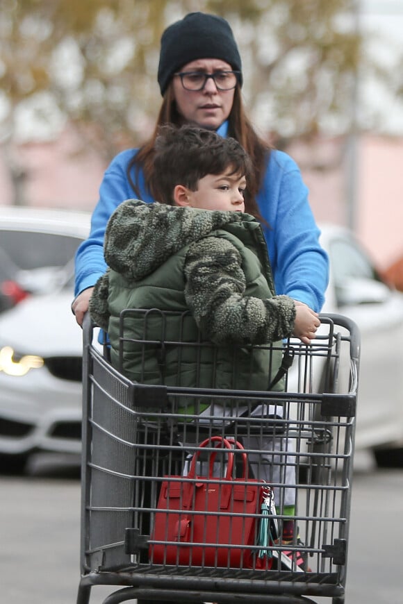 Exclusif - Jennifer Love Hewitt et son fils de 4 ans Atticus vont faire des courses au supermarché à Pacific palisades. Los Angeles le 1 décembre 2019
