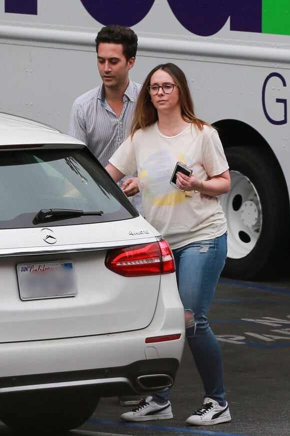 Exclusif - Jennifer Love Hewitt et son mari Brian Hallisay emmènent leur fille Atticus James chez le pédiatre à Santa Monica, le 6 juin 2018