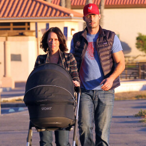 Exclusif - Jennifer Love Hewitt et son mari Brian Hallisay se promenent avec leur fille Autumn James a Santa Monica le 16 janvier 2014. Les jeunes parents se promenent avec leur nouveau ne, le long de la plage de Santa Monica.