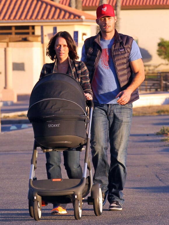Exclusif - Jennifer Love Hewitt et son mari Brian Hallisay se promenent avec leur fille Autumn James a Santa Monica le 16 janvier 2014. Les jeunes parents se promenent avec leur nouveau ne, le long de la plage de Santa Monica.