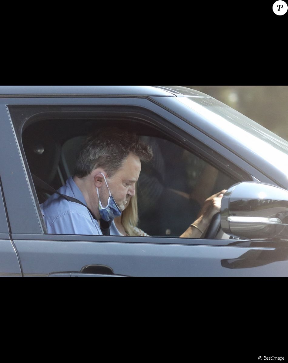 Exclusif - Matthew Perry est allé acheter des cigarettes et des cafés à emporter avec des amis dans le quartier de Beverly Hills à Los Angeles. Le 20 août 2020.