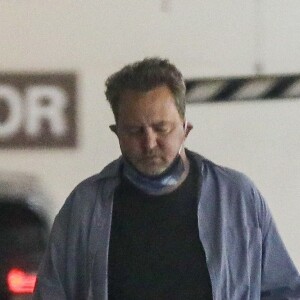 Exclusif - Matthew Perry est allé acheter des cigarettes et des cafés à emporter avec des amis dans le quartier de Beverly Hills à Los Angeles. Le 20 août 2020.