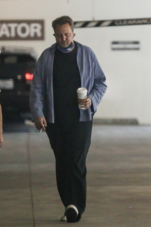 Exclusif - Matthew Perry est allé acheter des cigarettes et des cafés à emporter avec des amis dans le quartier de Beverly Hills à Los Angeles. Le 20 août 2020.