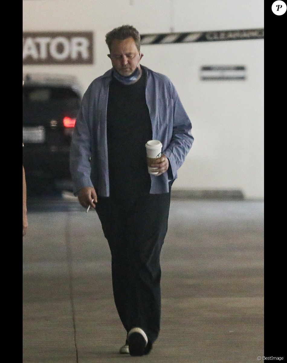 Exclusif - Matthew Perry est allé acheter des cigarettes et des cafés à emporter avec des amis dans le quartier de Beverly Hills à Los Angeles. Le 20 août 2020.