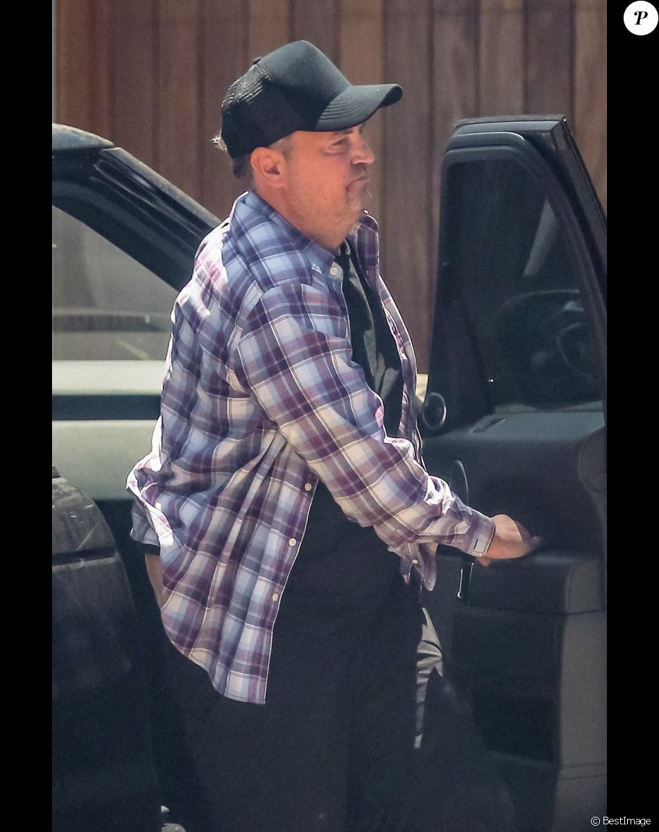 Exclusif - Matthew Perry va prendre un café avec son assistante à Malibu le 8 juillet 2020.