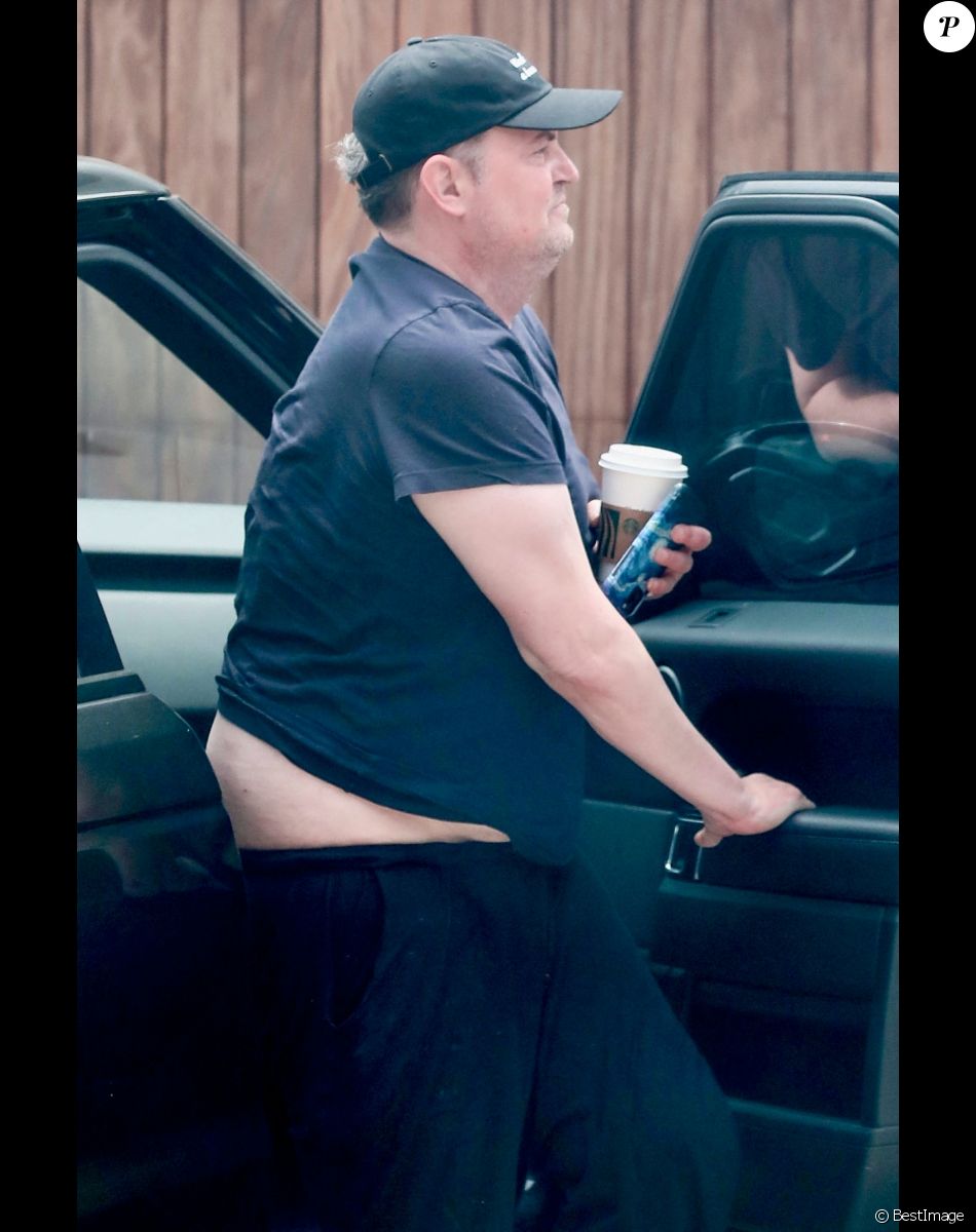 Exclusif - Matthew Perry laisse entrevoir ses fesses à la sortie de sa voiture, alors qu'il arrive à son domicile à Malibu, le 23 juin 2020.