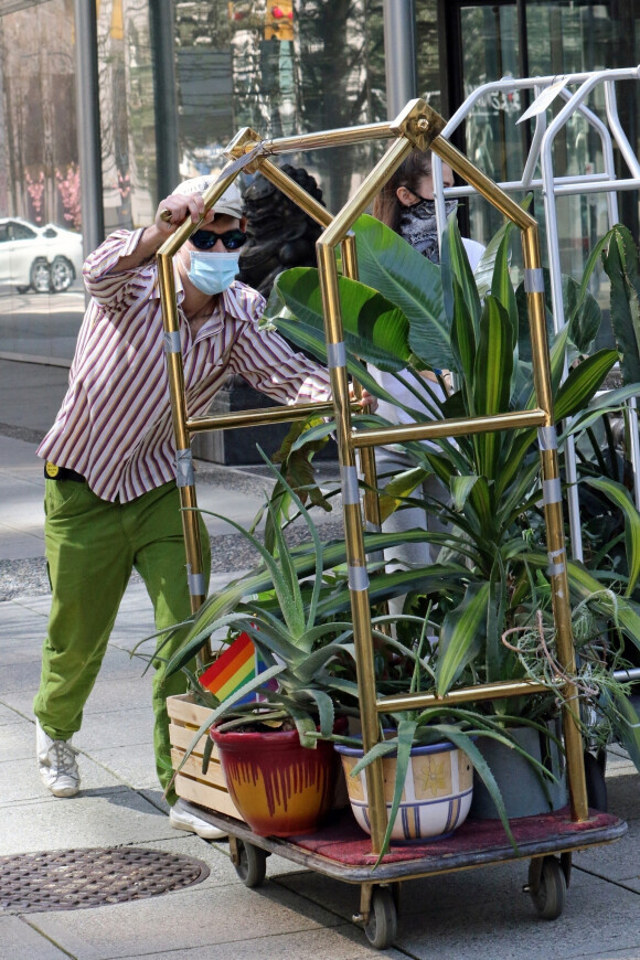 Exclusif - KJ Apa et sa compagne Clara Berry déménagent leurs plantes de leur ancien appartement vers le nouveau à Vancouver le 18 avril 2021.