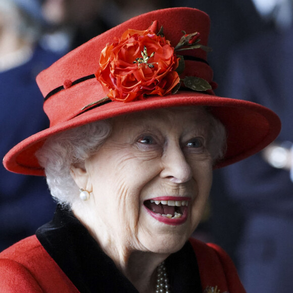 La reine Elisabeth II lors d'une visite le navire HMS Queen Elizabeth à la base navale de Portsmouth