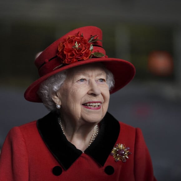 La reine Elisabeth II lors d'une visite le navire HMS Queen Elizabeth à la base navale de Portsmouth, avant le premier déploiement du navire le 22 mai 2021. La visite intervient alors que le navire HMS Queen Elizabeth se prépare à diriger le groupe aéronaval britannique sur un déploiement opérationnel de 28 semaines parcourant plus de 26 000 milles marins de la Méditerranée à la mer des Philippines.
