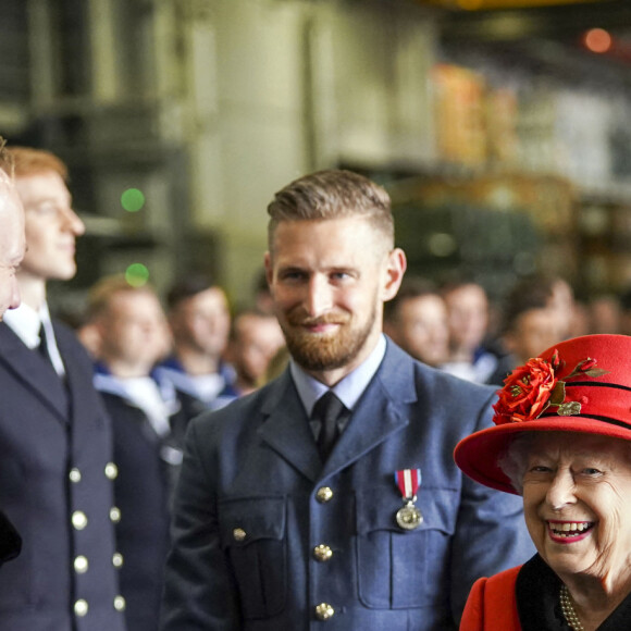 La reine Elisabeth II lors d'une visite le navire HMS Queen Elizabeth à la base navale de Portsmouth, avant le premier déploiement du navire le 22 mai 2021. La visite intervient alors que le navire HMS Queen Elizabeth se prépare à diriger le groupe aéronaval britannique sur un déploiement opérationnel de 28 semaines parcourant plus de 26 000 milles marins de la Méditerranée à la mer des Philippines.
