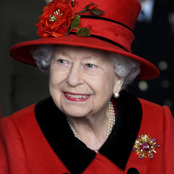 La reine Elisabeth II lors d'une visite le navire HMS Queen Elizabeth à la base navale de Portsmouth, avant le premier déploiement du navire le 22 mai 2021. La visite intervient alors que le navire HMS Queen Elizabeth se prépare à diriger le groupe aéronaval britannique sur un déploiement opérationnel de 28 semaines parcourant plus de 26 000 milles marins de la Méditerranée à la mer des Philippines.