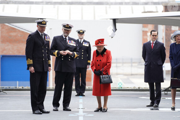 La reine Elisabeth II lors d'une visite le navire HMS Queen Elizabeth à la base navale de Portsmouth, avant le premier déploiement du navire le 22 mai 2021. La visite intervient alors que le navire HMS Queen Elizabeth se prépare à diriger le groupe aéronaval britannique sur un déploiement opérationnel de 28 semaines parcourant plus de 26 000 milles marins de la Méditerranée à la mer des Philippines.