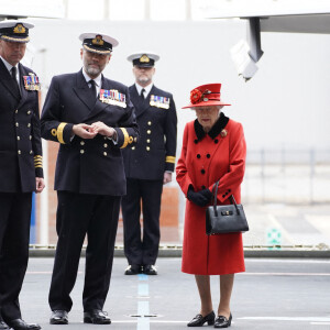 La reine Elisabeth II lors d'une visite le navire HMS Queen Elizabeth à la base navale de Portsmouth, avant le premier déploiement du navire le 22 mai 2021. La visite intervient alors que le navire HMS Queen Elizabeth se prépare à diriger le groupe aéronaval britannique sur un déploiement opérationnel de 28 semaines parcourant plus de 26 000 milles marins de la Méditerranée à la mer des Philippines.