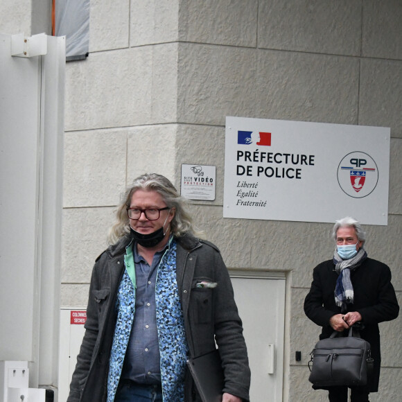 Pierre-Jean Chalençon sort de sa garde à vue avec son avocat, au 36, rue du Bastion à la police judiciaire à Paris, France, le 9 avril 2021.