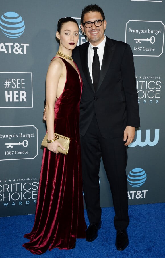 Emmy Rossum (robe en velours bordeaux Ralph Lauren) et son mari Sam Esmail au photocall de la soirée des 24ème Critics Choice Awards au Barker Hangar à Santa Monica, Los Angeles, Californie, Etats-Unis, le 13 janvier 2019. 