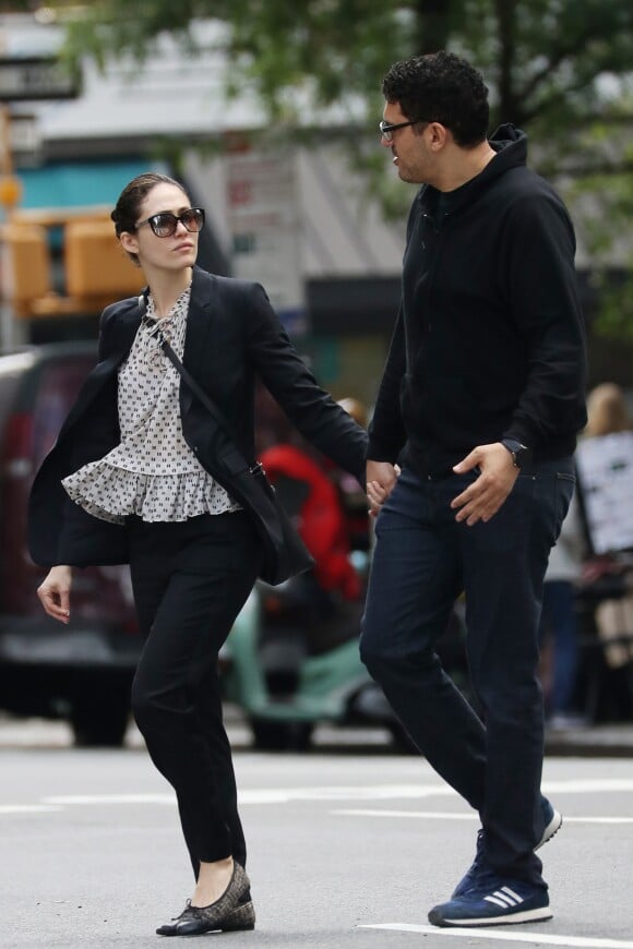 Exclusif - Emmy Rossum et son fiancé Sam Esmail se baladent en amoureux dans les rues de New York, le 27 mai 2017