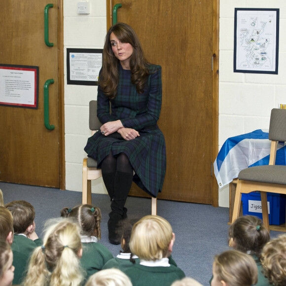 La Duchesse de Cambridge, Kate Middleton, en visite à l'école primaire St Andrew's, où elle était élève entre 1986 et 1995. Le 30 novembre 2012.