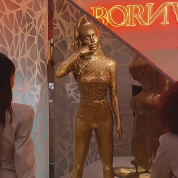 Nabilla obtient sa propre statue créée par l'artiste français Richard Orlinski - Instagram