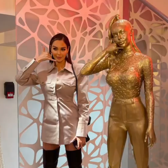 Nabilla obtient sa propre statue créée par l'artiste français Richard Orlinski - Instagram