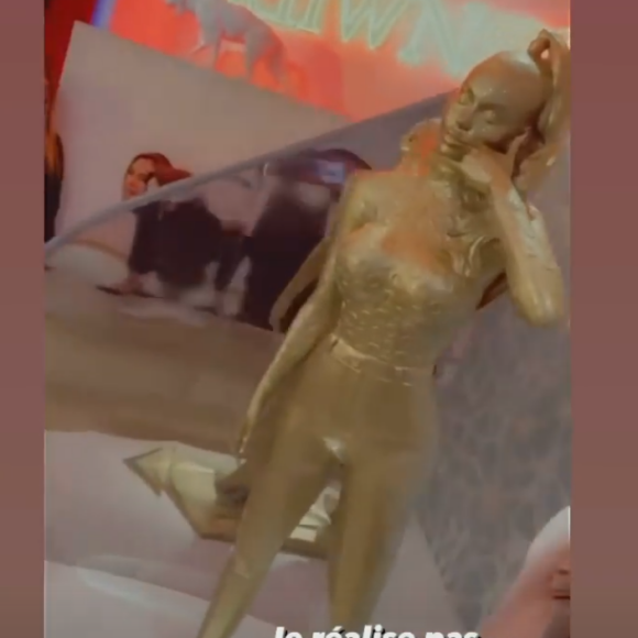 Nabilla obtient sa propre statue créée par l'artiste français Richard Orlinski - Instagram