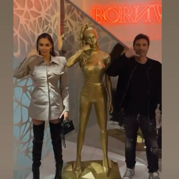 Nabilla obtient sa propre statue créée par l'artiste français Richard Orlinski - Instagram