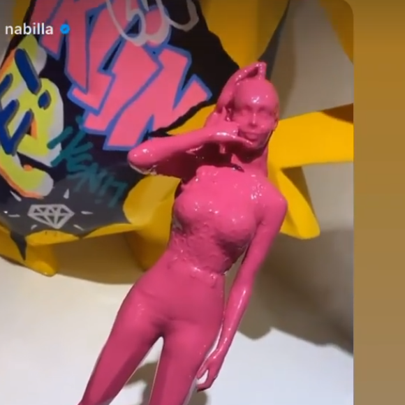 Nabilla obtient sa propre statue créée par l'artiste français Richard Orlinski - Instagram