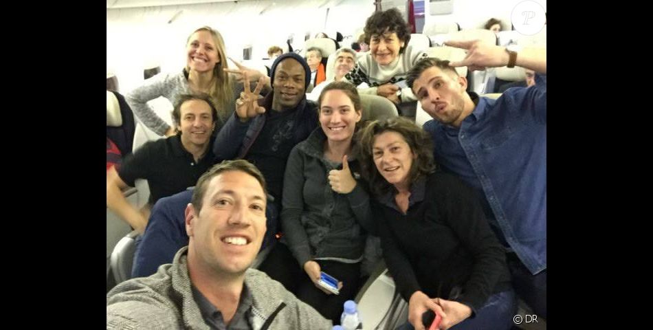 L'équipe de Dropped, Camille Muffat, Alain Bernard, Jeannie Longo, Sylvain Wiltord, Alexis Vastine, Philippe Candeloro, Laurence Arthaud, Anne-Flore Marxer, dans l'avion vers l'Argentine
