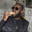 Gims gourmand face à Élodie Frégé et Léna Situations pour présenter sa collection Magnum