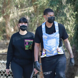 Exclusif - Usher et sa compagne Jennifer Goicoechea emmènent leur fille, Sovereign Bo Raymond, faire une promenade au Griffith Park de Los Feliz, le 2 décembre 2020.