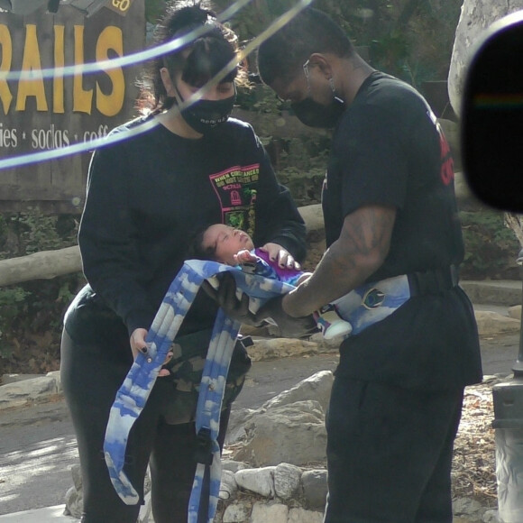 Exclusif - Usher et sa compagne Jennifer Goicoechea emmènent leur fille, Sovereign Bo Raymond, faire une promenade au Griffith Park de Los Feliz, le 2 décembre 2020.