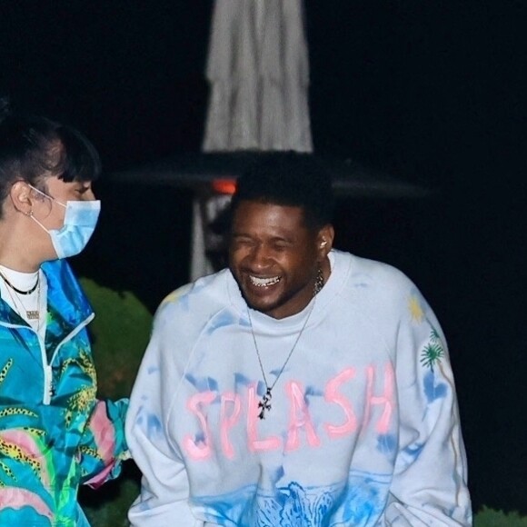 Usher et sa compagne Jennifer Goicoechea à la sortie du restaurant "Nobu" à Los Angeles, le 27 mars 2021.