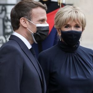 Le président de la république, Emmanuel Macron accompagné de la première dame, Brigitte Macron attendent les invités pour un dîner au Palais de l'Elysée, à l'issue d'une conférence internationale d'appui à la transition soudanaise. © Stéphane Lemouton / Bestimage 