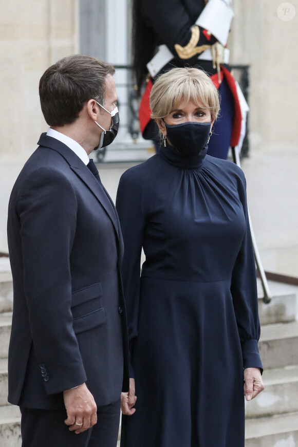 Le président de la république, Emmanuel Macron accompagné de la première dame, Brigitte Macron attendent les invités pour un dîner au Palais de l'Elysée, à l'issue d'une conférence internationale d'appui à la transition soudanaise, à Paris, le 17 mai 2021 © Stéphane Lemouton / Bestimage 