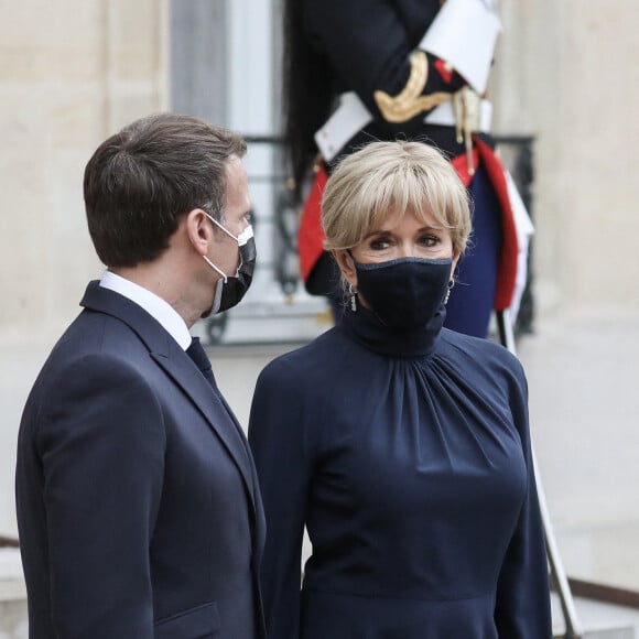 Le président de la république, Emmanuel Macron accompagné de la première dame, Brigitte Macron attendent les invités pour un dîner au Palais de l'Elysée, à l'issue d'une conférence internationale d'appui à la transition soudanaise, à Paris, le 17 mai 2021 © Stéphane Lemouton / Bestimage 