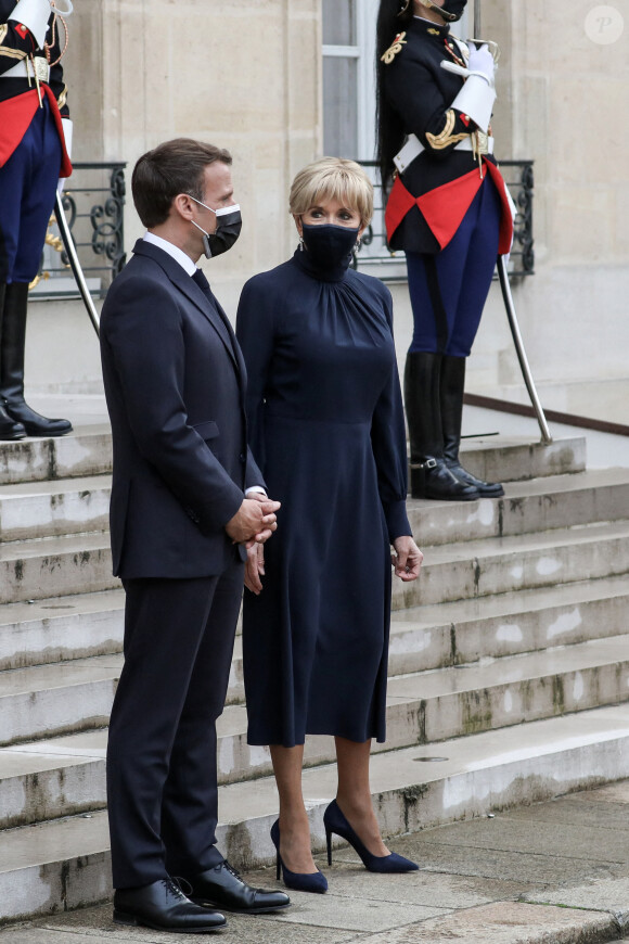 Le président de la république, Emmanuel Macron accompagné de la première dame, Brigitte Macron attendent les invités pour un dîner au Palais de l'Elysée, à l'issue d'une conférence internationale d'appui à la transition soudanaise, à Paris, le 17 mai 2021 © Stéphane Lemouton / Bestimage 