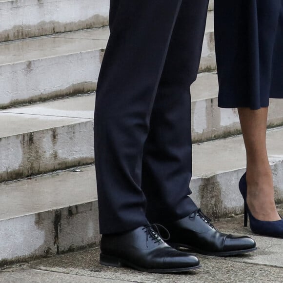 Le président de la république, Emmanuel Macron accompagné de la première dame, Brigitte Macron attendent les invités pour un dîner au Palais de l'Elysée, à l'issue d'une conférence internationale d'appui à la transition soudanaise, à Paris, le 17 mai 2021 © Stéphane Lemouton / Bestimage 