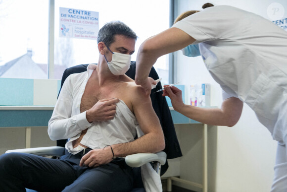 Olivier Véran, ministre de la santé, reçoit une injection du vaccin AstraZeneca au centre hospitalier de Melun le 8 février 2021. © Daniel Derajinski / Pool / Bestimage 