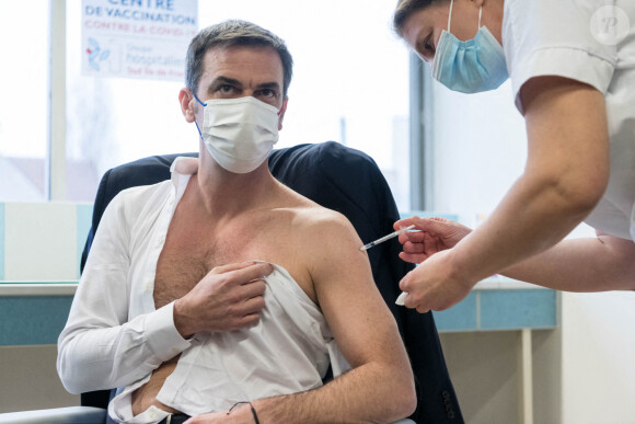 Olivier Véran, ministre de la santé, reçoit une injection du vaccin AstraZeneca au centre hospitalier de Melun le 8 février 2021. © Daniel Derajinski / Pool / Bestimage 