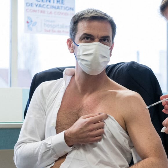 Olivier Véran, ministre de la santé, reçoit une injection du vaccin AstraZeneca au centre hospitalier de Melun le 8 février 2021. © Daniel Derajinski / Pool / Bestimage 