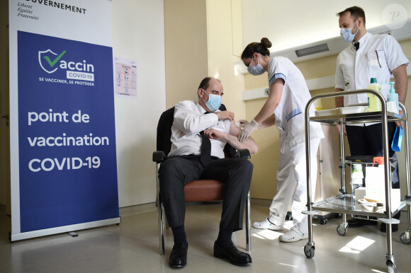 Le Premier ministre Jean Castex reçoit sa première injection du vaccin AstraZeneca contre la COVID-19 à l'hôpital d'Instruction des Armées Bégin de Saint-Mandé, France, le 19 mars 2021. © Eliot Blondet/Pool/Bestimage 