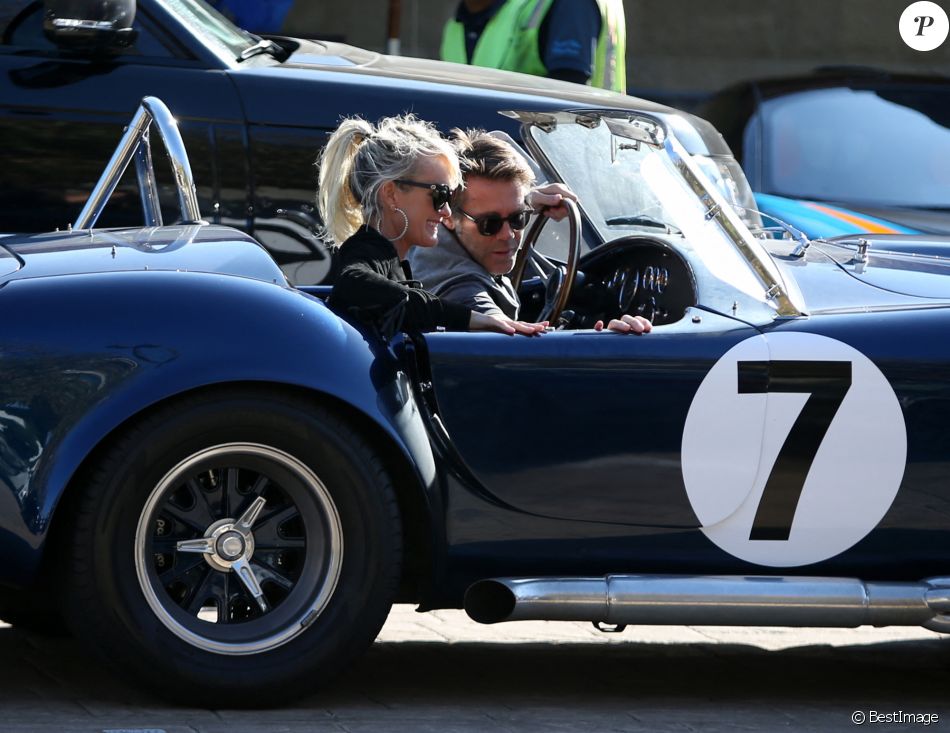Le prince Emmanuel-Philibert de Savoie et Laeticia Hallyday - Le prince Emmanuel-Philibert de Savoie est au volant de la voiture "Shelby Cobra" sport de Johnny avec Laeticia Hallyday direction le restaurant SoHo House de Malibu en famille à Los Angeles.