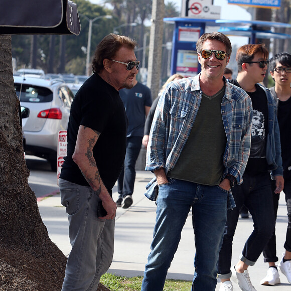 Emmanuel-Philibert de Savoie - Johnny Hallyday, souriant, très en forme et très amoureux de sa femme Laeticia (Béquilles) sort déjeuner en famille au Water Grill de Santa Monica le 18 mars 2017 pour l'anniversaire de Laeticia qui fête le jour même ses 42 ans.