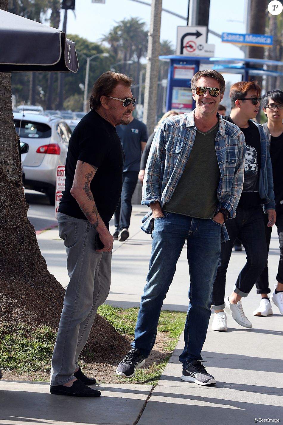 Emmanuel-Philibert de Savoie - Johnny Hallyday, souriant, très en forme et très amoureux de sa femme Laeticia (Béquilles) sort déjeuner en famille au Water Grill de Santa Monica le 18 mars 2017 pour l'anniversaire de Laeticia qui fête le jour même ses 42 ans.