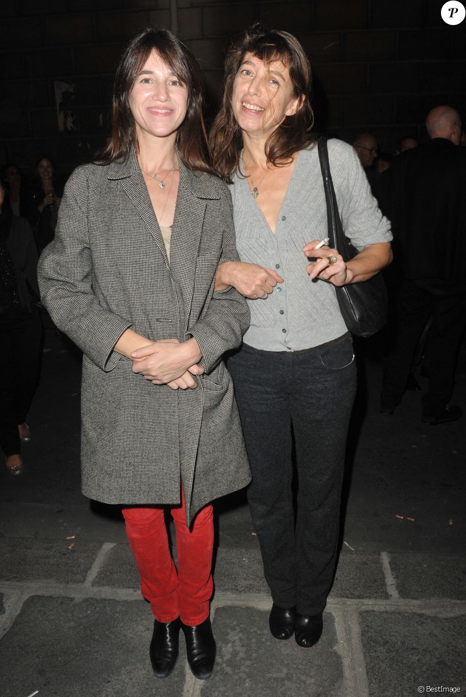 Charlotte Gainsbourg et Kate Barry - Inauguration de la galerie cinéma d'Anne Dominique Toussaint et vernissage de l'exposition "Point of View" de Kate Barry, à Paris.