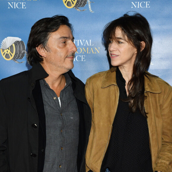 Yvan Attal et sa compagne Charlotte Gainsbourg - Soirée d'ouverture de la 1ère éditon du Festival Ciné Roman à Nice. © Bruno Bebert/Bestimage