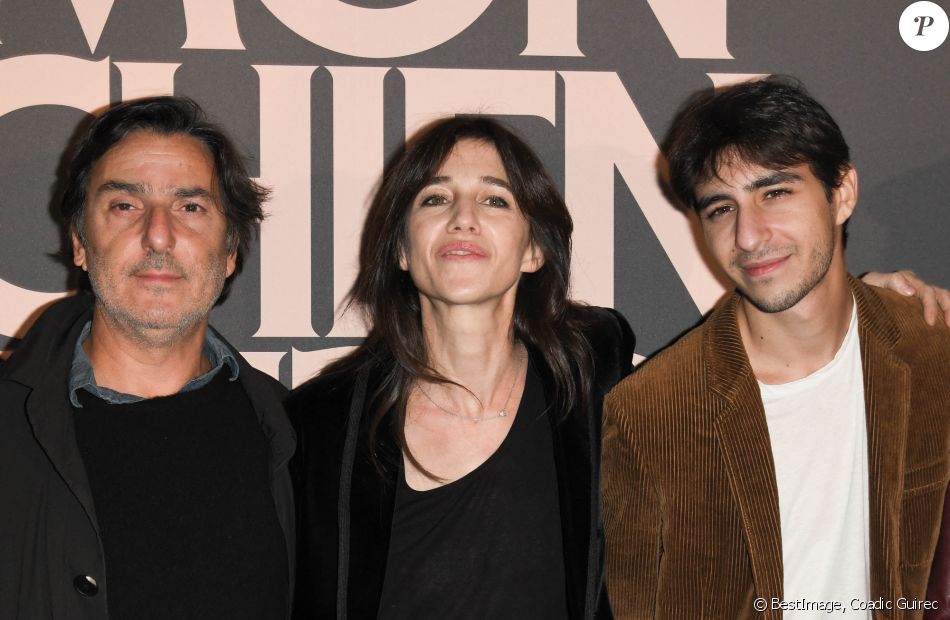 Ben Attal avec ses parents Yvan Attal et Charlotte Gainsbourg - Avant-première du film "Mon chien stupide" au cinéma UGC Normandie à Paris, le 22 octobre 2019. © Coadic Guirec/Bestimage