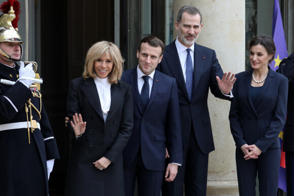La première dame Brigitte Macron, le président Emmanuel Macron, le roi Felipe VI d'Espagne, La reine Letizia d'Espagne - Le roi et la reine d'Espagne arrivent au palais de l'Elysée à Paris. © Stéphane Lemouton / Bestimage