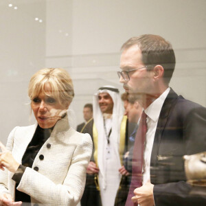 La Première Dame Brigitte Macron (Trogneux) et Manuel Rabaté (directeur du Louvre d'Abu Dhabi) lors de la cérémonie d'inauguration du musée du Louvre Abu Dhabi, aux Emirats Arabes Unis, le 8 novembre 2017. © Dominique Jacovides/Bestimage