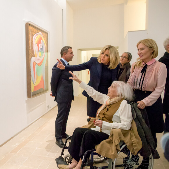 La Première Dame Brigitte Macron, Maya Widmaier Picasso (fille de Pablo Picasso) et ses enfants Olivier et Diana à l'inauguration de l'exposition "Picasso 1932, année érotique" en présence de la fille du peintre au musée Picasso à Paris, France, le 8 octobre 2017. © Ian Langsdon/Pool/Bestimage